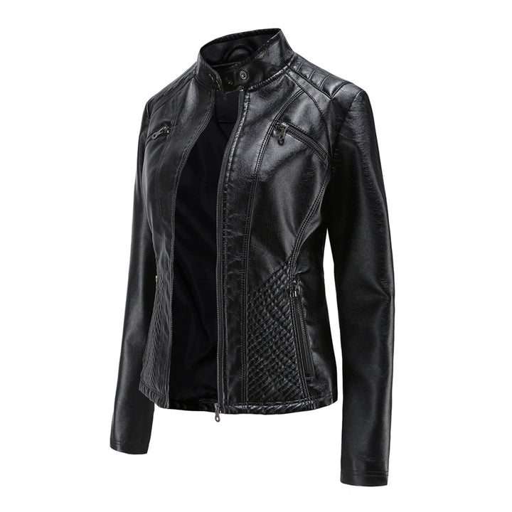 "Veste en cuir noir femme élégante avec fermeture asymétrique, col montant et poches zippées, style moderne et sophistiqué."