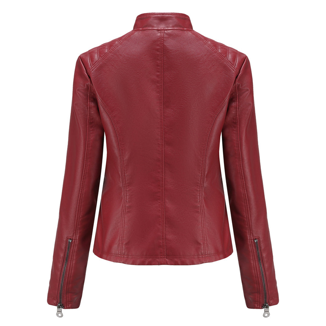 "Veste en cuir noir femme élégante avec fermeture asymétrique, col montant et poches zippées, style moderne et sophistiqué."