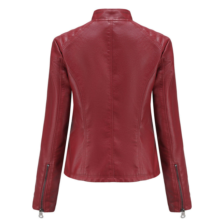 "Veste en cuir noir femme élégante avec fermeture asymétrique, col montant et poches zippées, style moderne et sophistiqué."