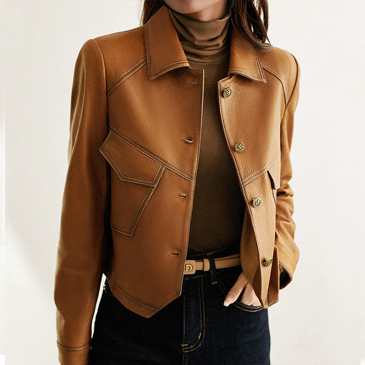 Veste en cuir pour femme, élégante et intemporelle, col distinctif, fermeture à boutons, poches pratiques, cuir doux.