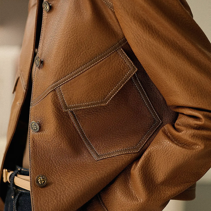 Veste en cuir pour femme, élégante et intemporelle, col distinctif, fermeture à boutons, poches pratiques, cuir doux.