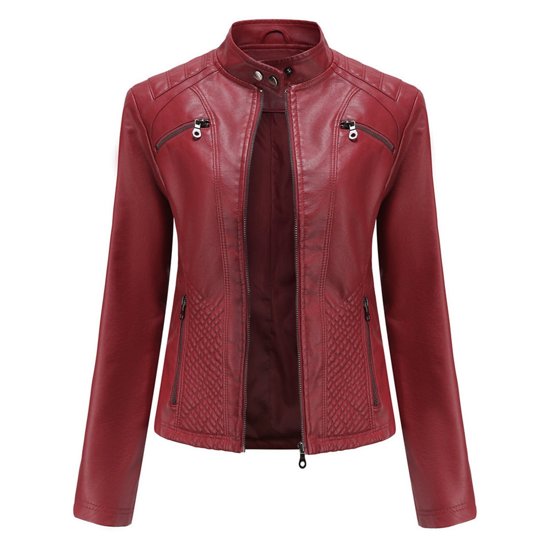 "Veste en cuir rouge Bryanna pour femme, coupe moderne et élégante, parfait pour un look chic et sophistiqué."
