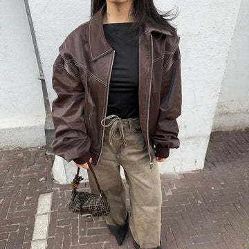 "Veste en cuir rouge pour femmes, chic vintage, col à revers, fermetures éclair, style audacieux et luxe moderne."
