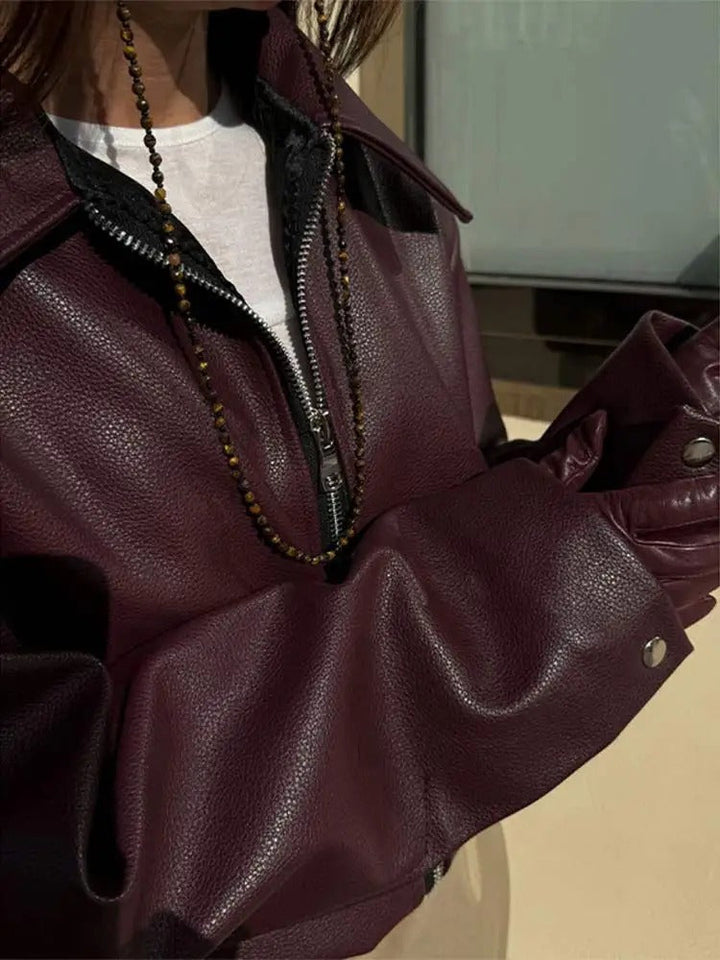 "Veste en cuir vegan Khalilah pour femmes, moderne et chic, vue avant, rouge vin, élégante et polyvalente"