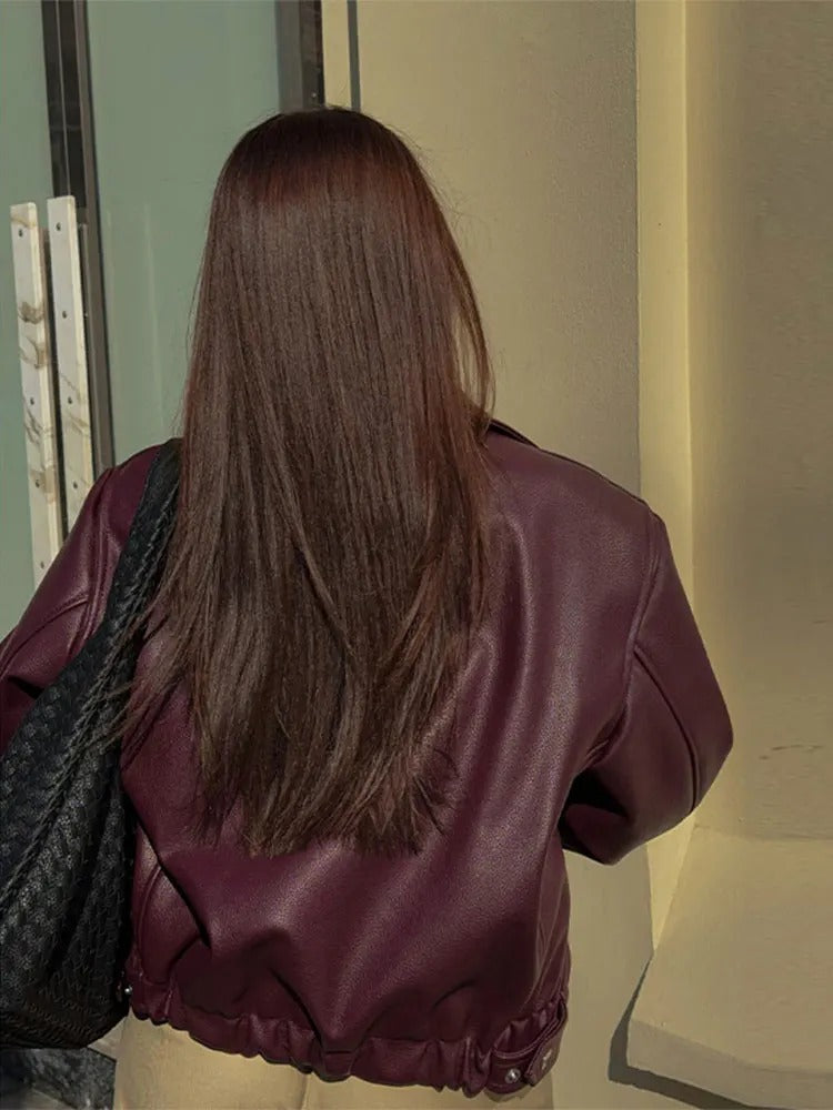 "Veste en cuir vegan Khalilah pour femmes, moderne et chic, vue avant, rouge vin, élégante et polyvalente"