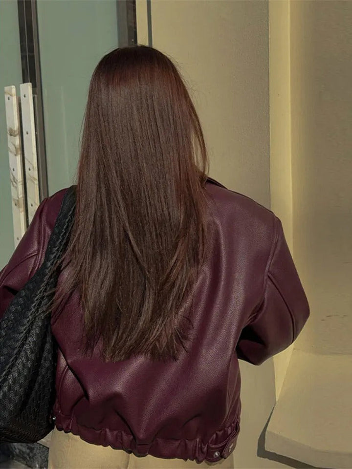 "Veste en cuir vegan Khalilah pour femmes, moderne et chic, vue avant, rouge vin, élégante et polyvalente"