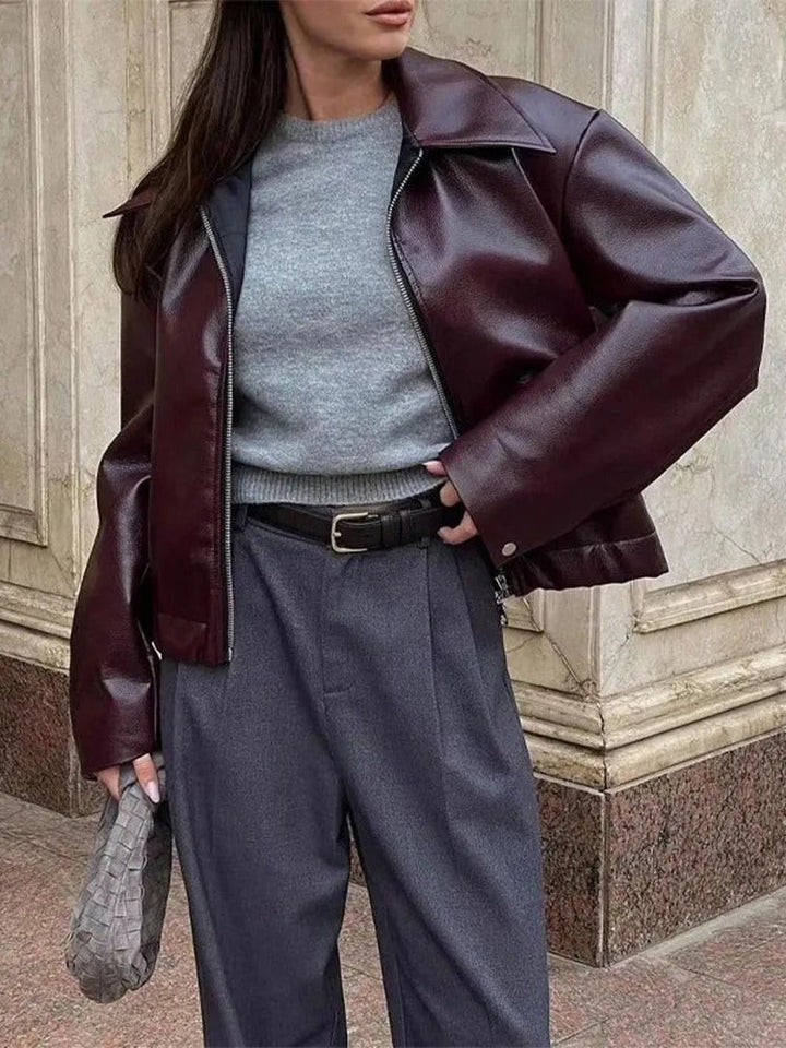 "Veste en cuir vegan Khalilah pour femmes, moderne et chic, vue avant, rouge vin, élégante et polyvalente"