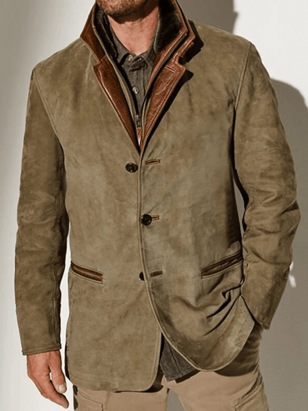 "Veste en cuir vintage homme, col montant, coupe slim, design élégant, couleur marron, look sophistiqué pour tous styles."
