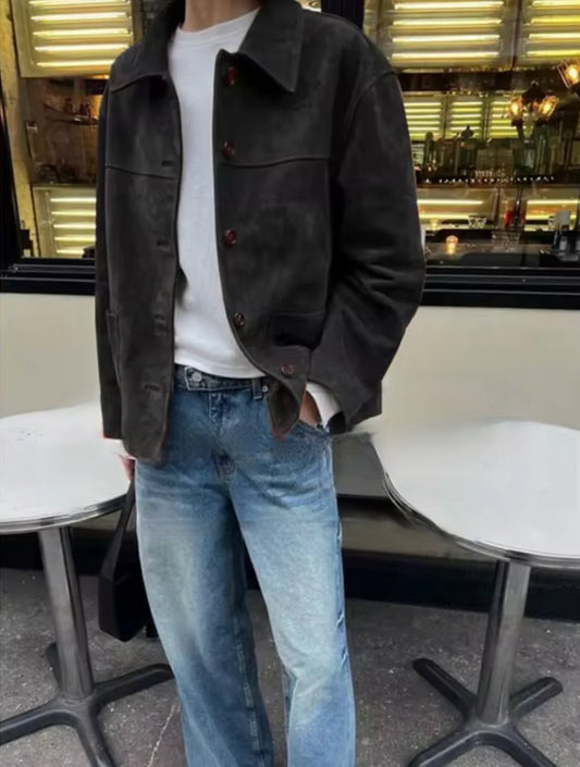 "Veste en daim vintage femme, couleur camel, boutonnage simple, encolure en V, style rétro élégant, coupe flatteuse."