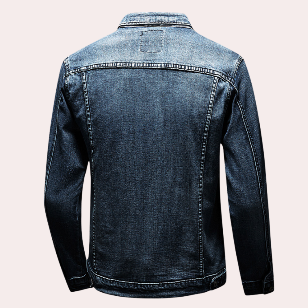 Veste en denim bleu pour homme, coutures solides, style tendance, confort optimal pour look élégant et moderne.