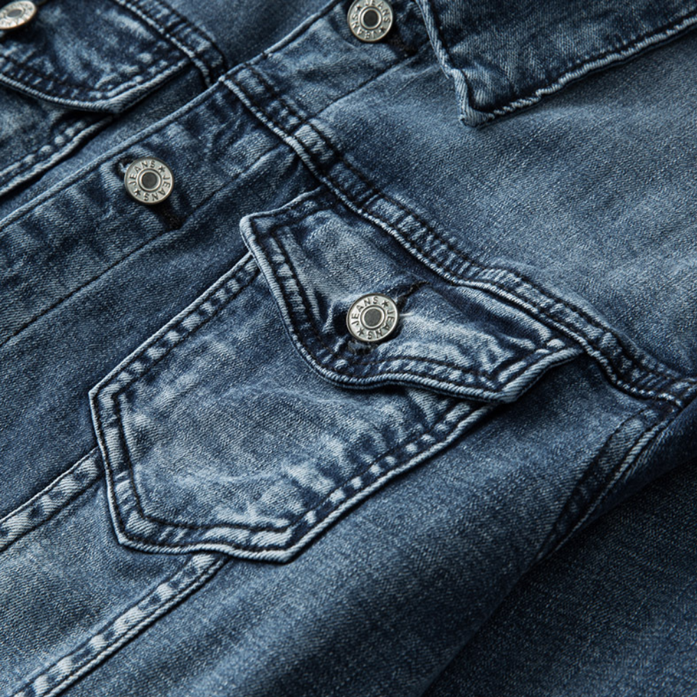Veste en denim bleu pour homme, coutures solides, style tendance, confort optimal pour look élégant et moderne.