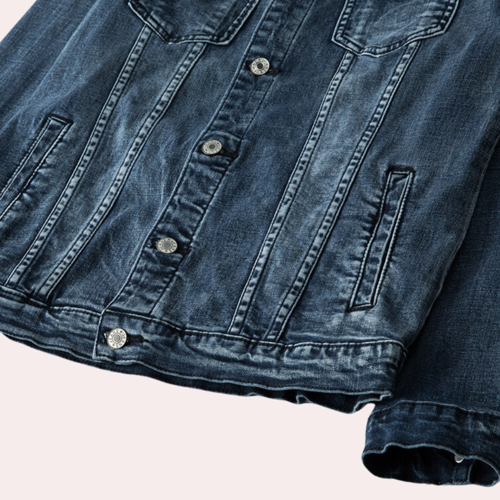 Veste en denim bleu pour homme, coutures solides, style tendance, confort optimal pour look élégant et moderne.