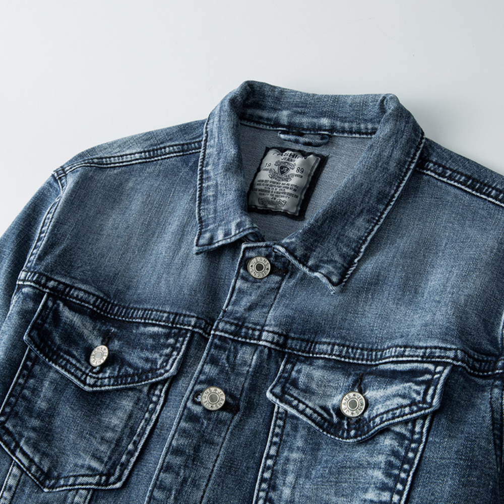 Veste en denim bleu pour homme, coutures solides, style tendance, confort optimal pour look élégant et moderne.
