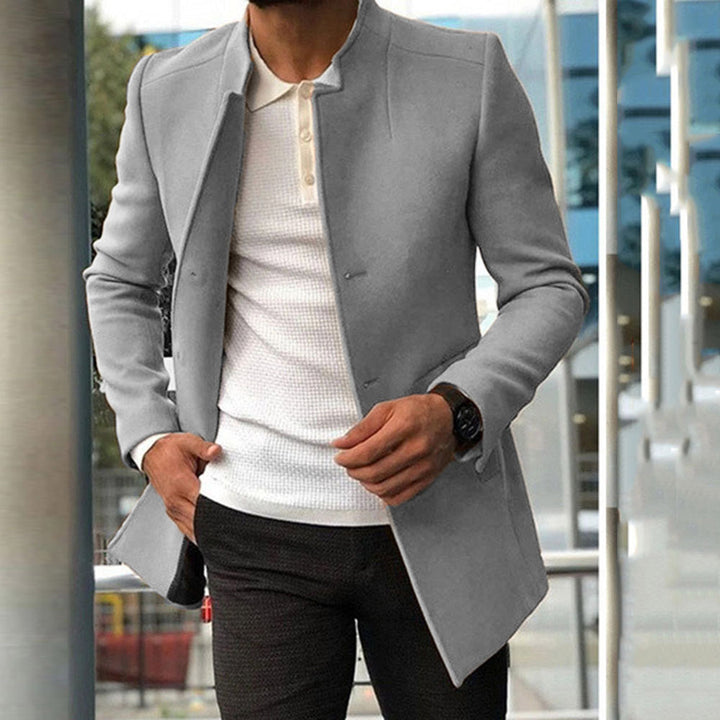 "Veste en denim bleu pour hommes, coupe moderne, texture robuste, parfaite pour un style décontracté et élégant."