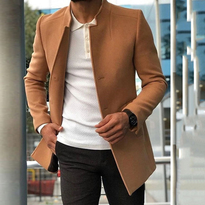 "Veste en denim bleu pour hommes, coupe moderne, texture robuste, parfaite pour un style décontracté et élégant."