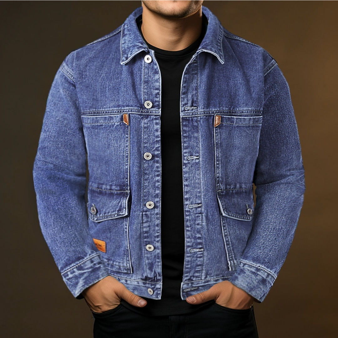 "Veste en denim homme élégante, coupe ajustée, fermeture à boutons, poches poitrine, couleur bleue, look moderne."