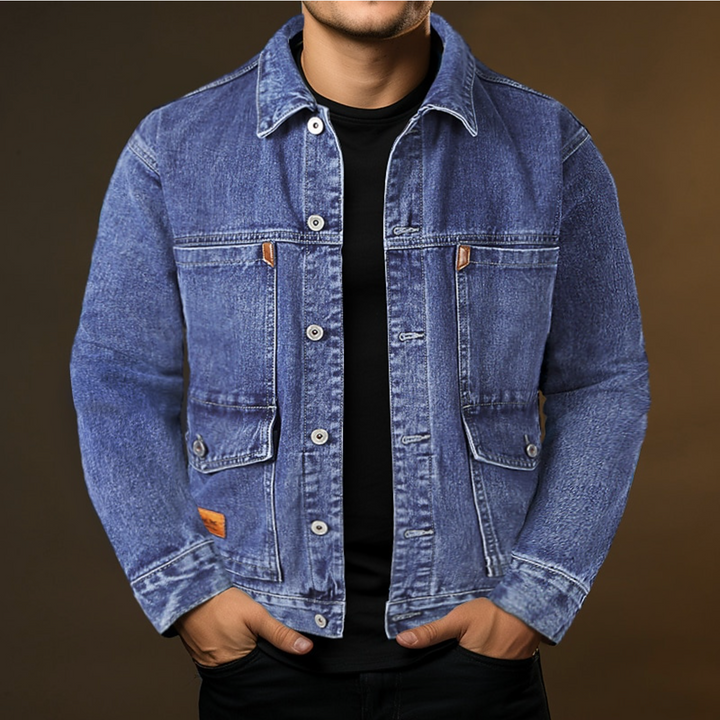 "Veste en denim homme élégante, coupe ajustée, fermeture à boutons, poches poitrine, couleur bleue, look moderne."