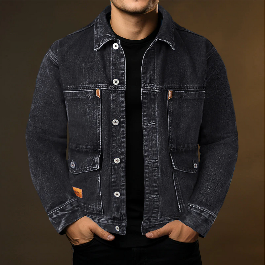 "Veste en denim homme élégante, coupe ajustée, fermeture à boutons, poches poitrine, couleur bleue, look moderne."