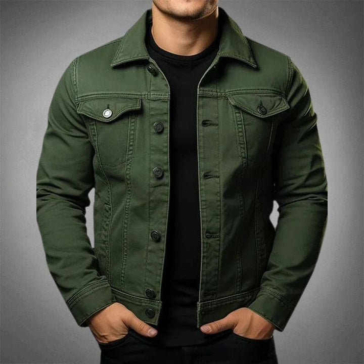 "Veste en denim homme moderne, bleu, boutonnière frontale, design contemporain, pour un style durable et polyvalent."