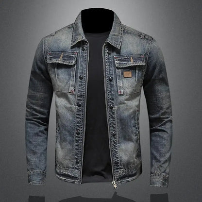 "Veste en denim rétro Antoine, style vintage, tissu robuste et poches pratiques, pour un look chic et intemporel."