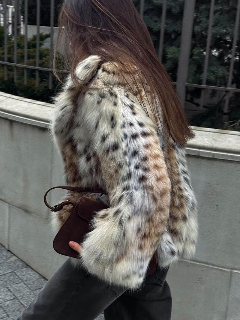 "Veste en fausse fourrure léopard, motif audacieux, chic et confortable pour femmes, idéale pour l'hiver élégant."
