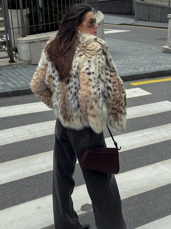 "Veste en fausse fourrure léopard, motif audacieux, chic et confortable pour femmes, idéale pour l'hiver élégant."