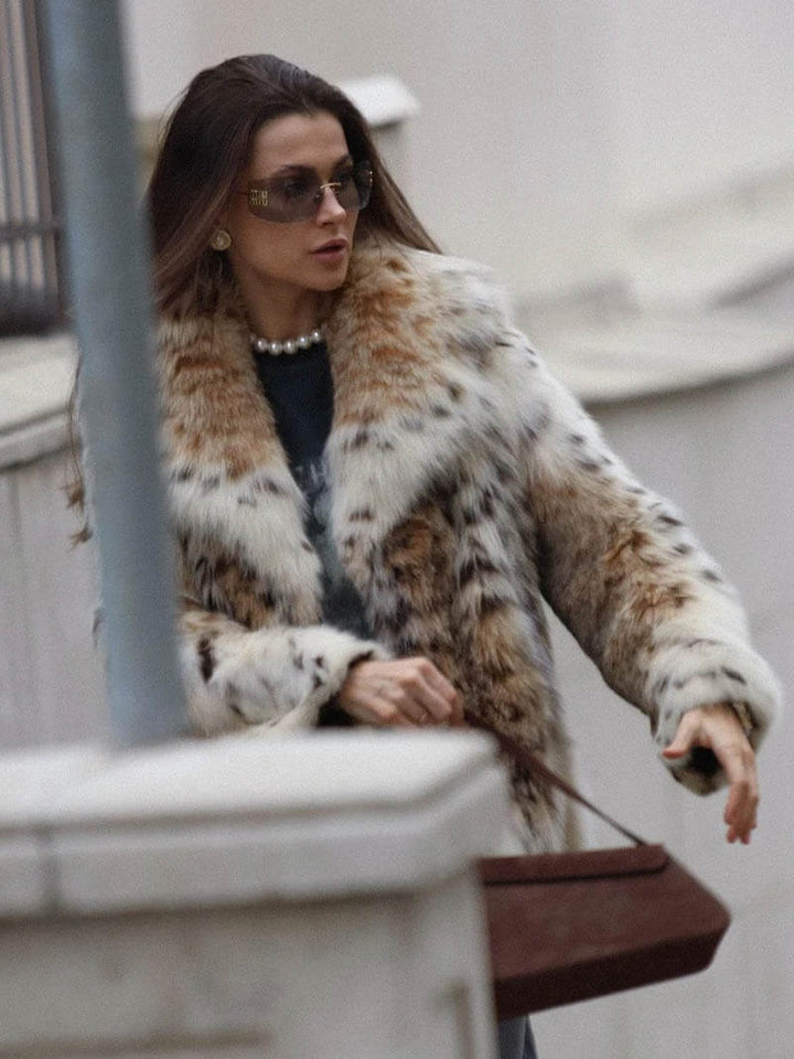 "Veste en fausse fourrure léopard, motif audacieux, chic et confortable pour femmes, idéale pour l'hiver élégant."