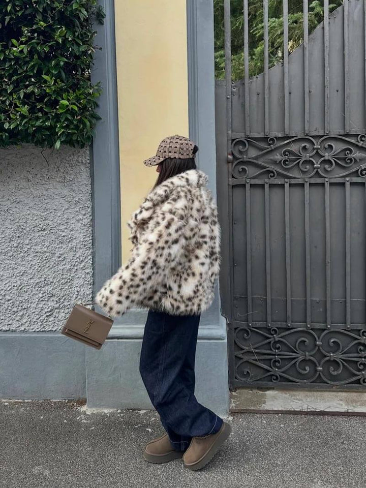 "Veste en fausse fourrure léopard, motif audacieux, chic et confortable pour femmes, idéale pour l'hiver élégant."