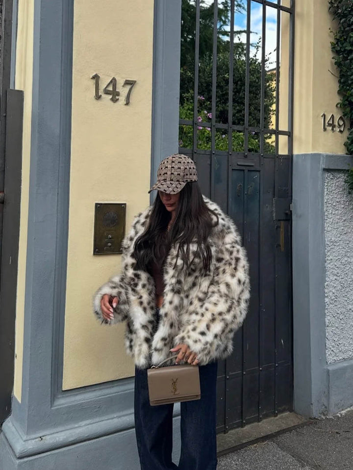 "Veste en fausse fourrure léopard, motif audacieux, chic et confortable pour femmes, idéale pour l'hiver élégant."