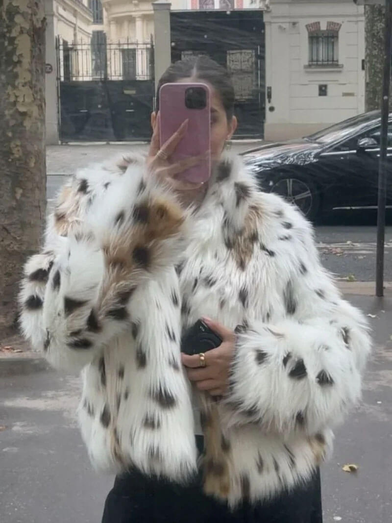 "Veste en fausse fourrure léopard, motif audacieux, chic et confortable pour femmes, idéale pour l'hiver élégant."