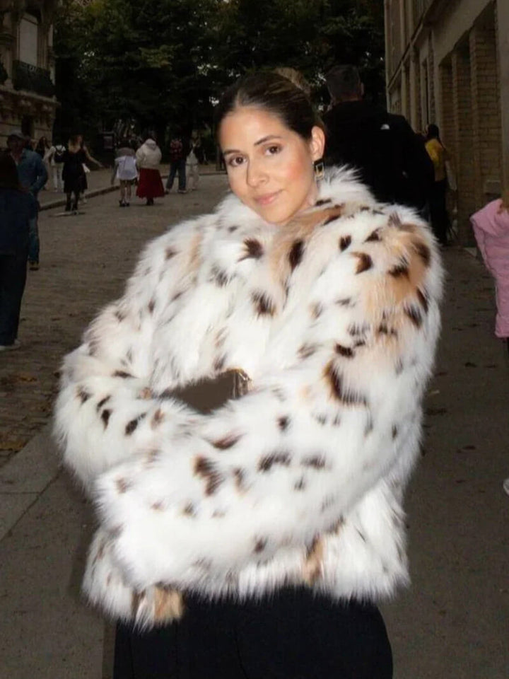 "Veste en fausse fourrure léopard, motif audacieux, chic et confortable pour femmes, idéale pour l'hiver élégant."