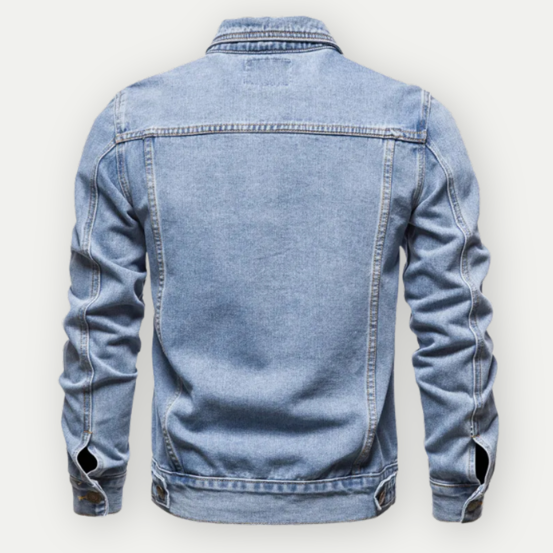 "Veste en jean bleu clair structurée, look urbain, coupe élégante et poches pratiques pour un style décontracté."