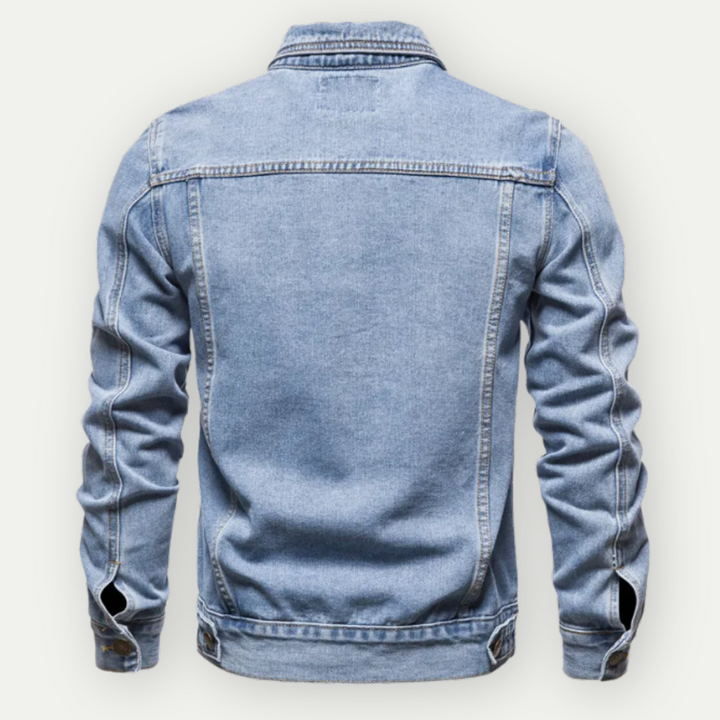 "Veste en jean bleu clair structurée, look urbain, coupe élégante et poches pratiques pour un style décontracté."