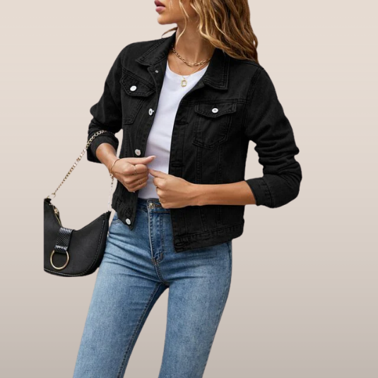 "Veste en jean femme courte, fermeture à boutons, denim robuste, poches poitrine, col classique, look tendance."
