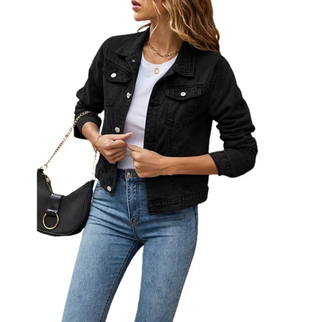"Veste en jean femme courte, fermeture à boutons, denim robuste, poches poitrine, col classique, look tendance."