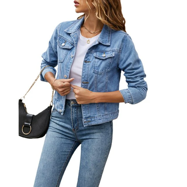 "Veste en jean femme courte, fermeture à boutons, denim robuste, poches poitrine, col classique, look tendance."