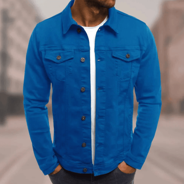 "Veste en jean homme streetwear urbaine, denim bleu, pochettes, coutures contrastées, moderne et élégante"