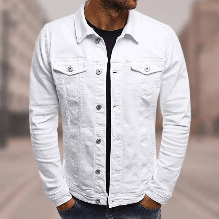 "Veste en jean homme streetwear urbaine, denim bleu, pochettes, coutures contrastées, moderne et élégante"