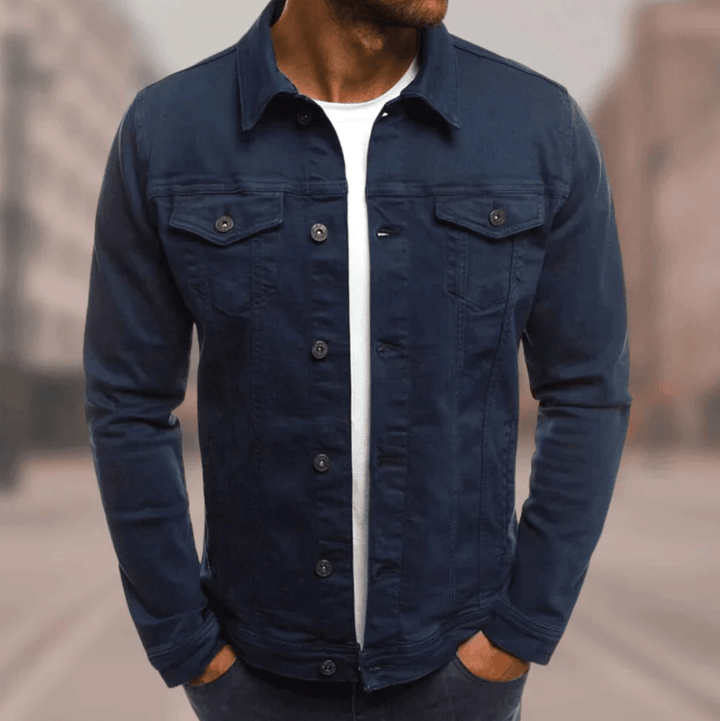 "Veste en jean homme streetwear urbaine, denim bleu, pochettes, coutures contrastées, moderne et élégante"
