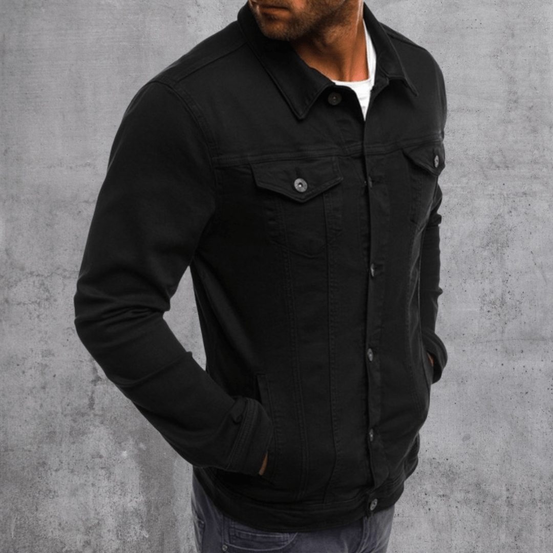 "Veste en jean homme streetwear urbaine, denim bleu, pochettes, coutures contrastées, moderne et élégante"