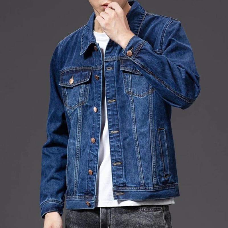 "Veste en jean indigo avec poches poitrine et coutures distinctives, design camionneur moderne pour homme."