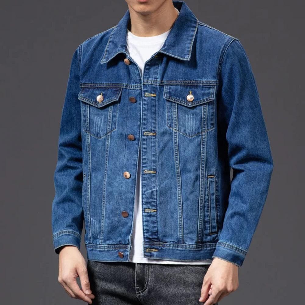 "Veste en jean indigo avec poches poitrine et coutures distinctives, design camionneur moderne pour homme."