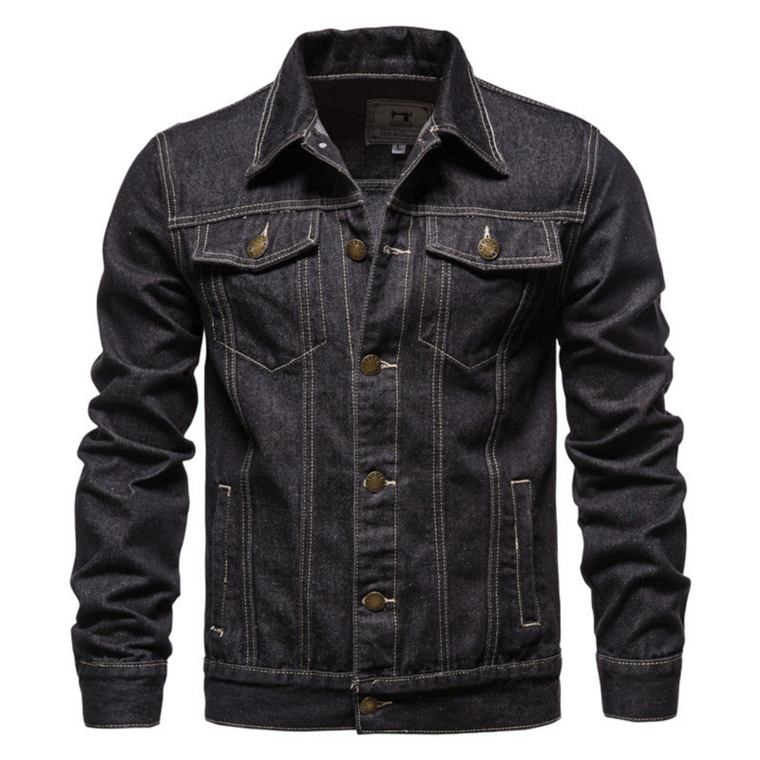 "Veste en jean pour hommes, élégante avec col rabattu, tissu bleu résistant et poches poitrine pratiques, vue de face."