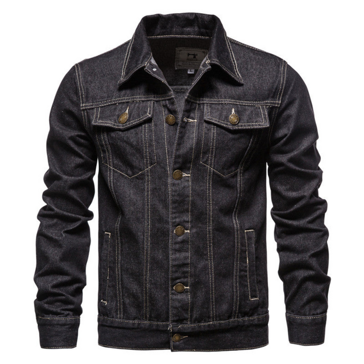 "Veste en jean pour hommes, élégante avec col rabattu, tissu bleu résistant et poches poitrine pratiques, vue de face."