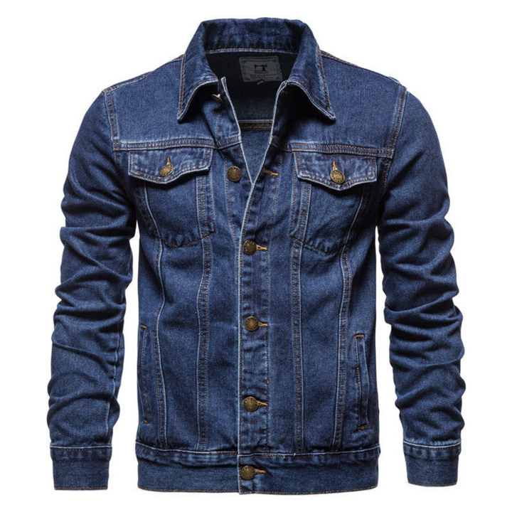 "Veste en jean pour hommes, élégante avec col rabattu, tissu bleu résistant et poches poitrine pratiques, vue de face."