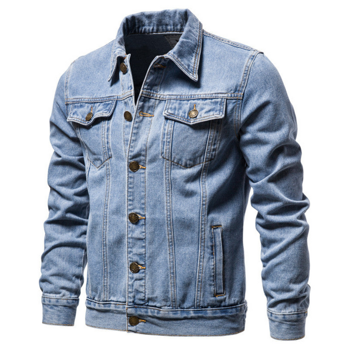 "Veste en jean pour hommes, élégante avec col rabattu, tissu bleu résistant et poches poitrine pratiques, vue de face."