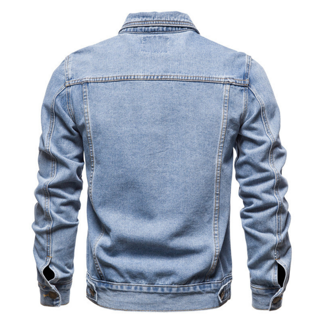 "Veste en jean pour hommes, élégante avec col rabattu, tissu bleu résistant et poches poitrine pratiques, vue de face."