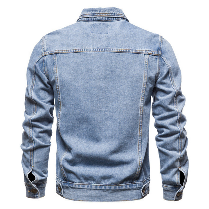 "Veste en jean pour hommes, élégante avec col rabattu, tissu bleu résistant et poches poitrine pratiques, vue de face."