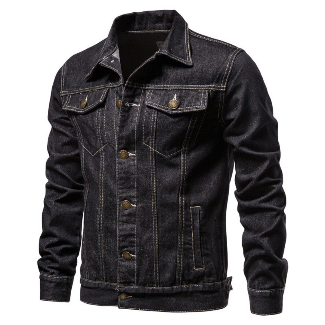 "Veste en jean pour hommes, élégante avec col rabattu, tissu bleu résistant et poches poitrine pratiques, vue de face."