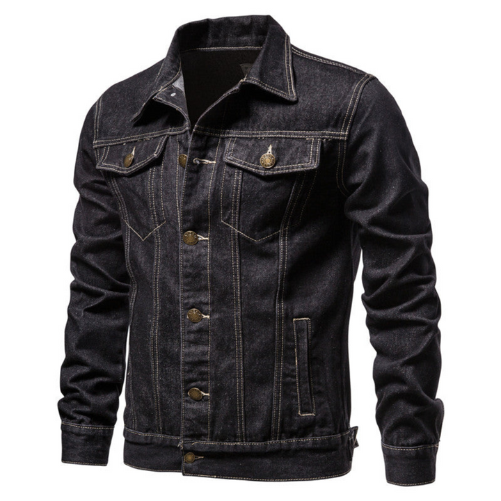 "Veste en jean pour hommes, élégante avec col rabattu, tissu bleu résistant et poches poitrine pratiques, vue de face."